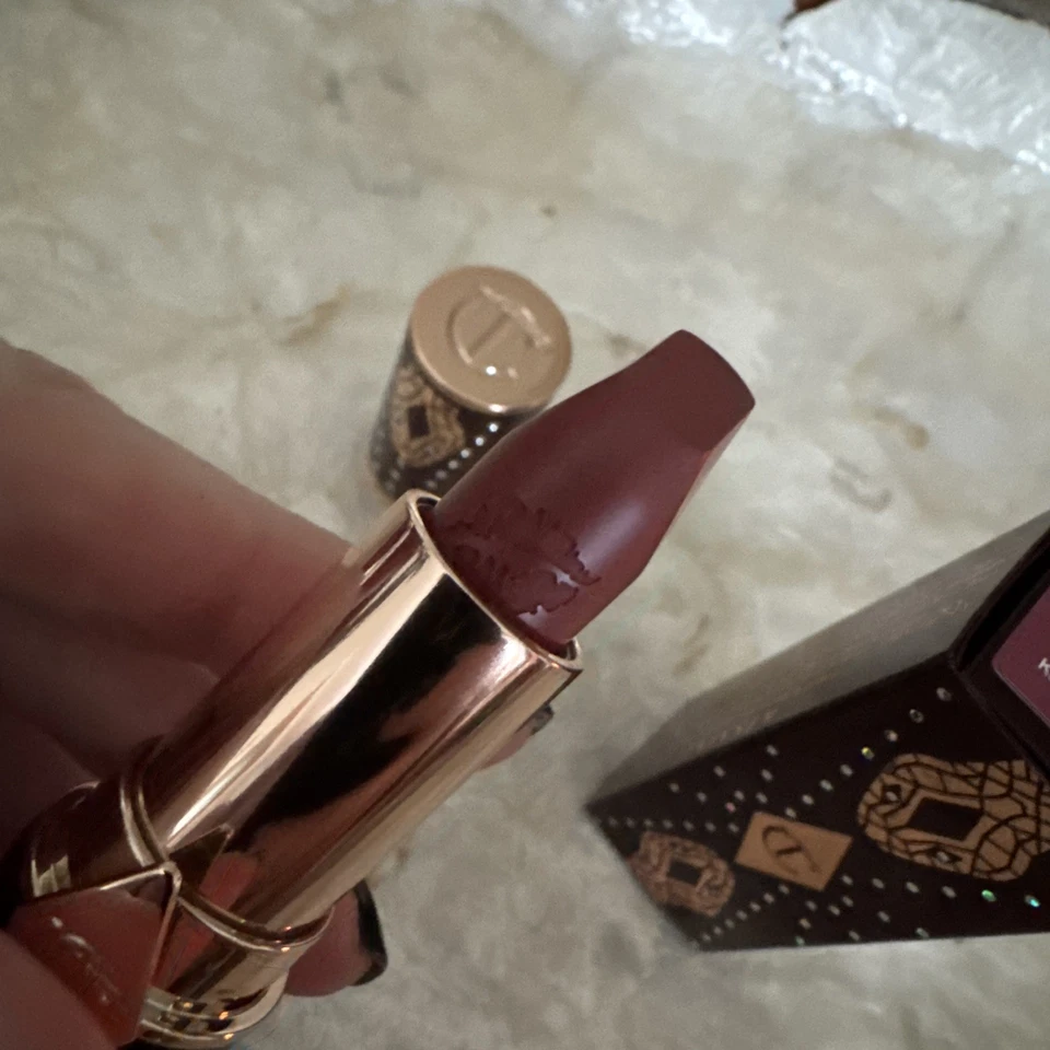 CHARLOTTE TILBURY NEW YEAR LIPSTICK K.I.S.S.I.N.G.- KISS OF MYSTERY MAUVE LTD ED - Image 4 of 4