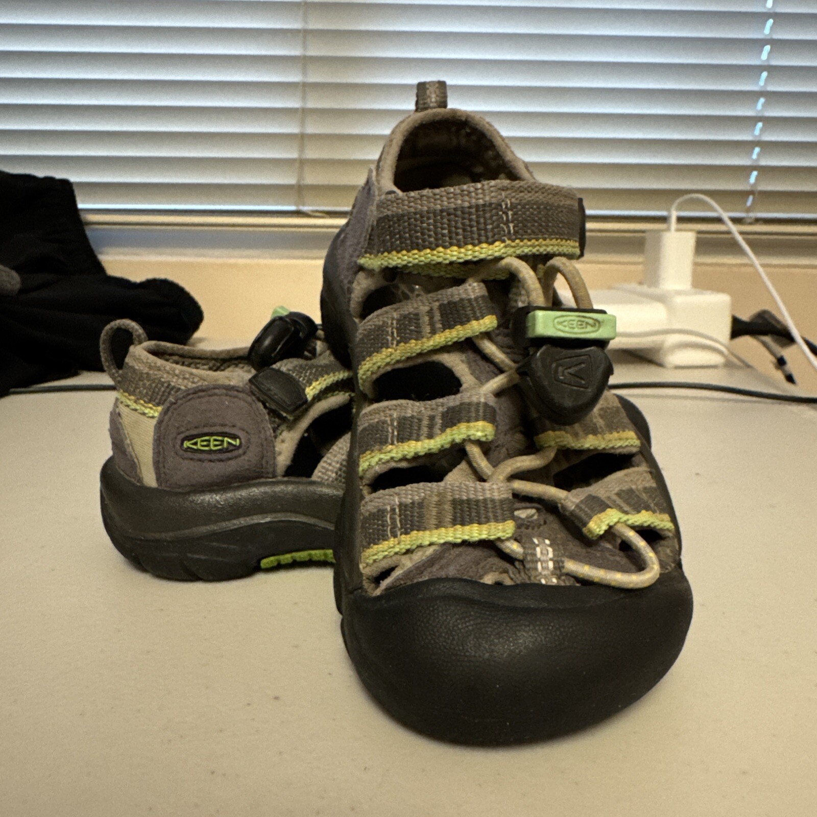 Scarpa Keen impermeabile con cinturino escursionismo outdoor taglia 9 BAMBINI GRANDI unisex