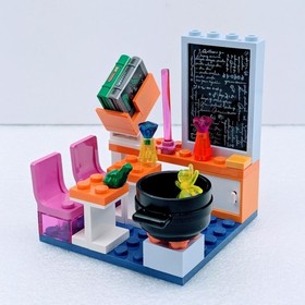 Lego 4721,  Hogwarts Classroom, Harry Potter, 100% Complete w/ backdrop & manual