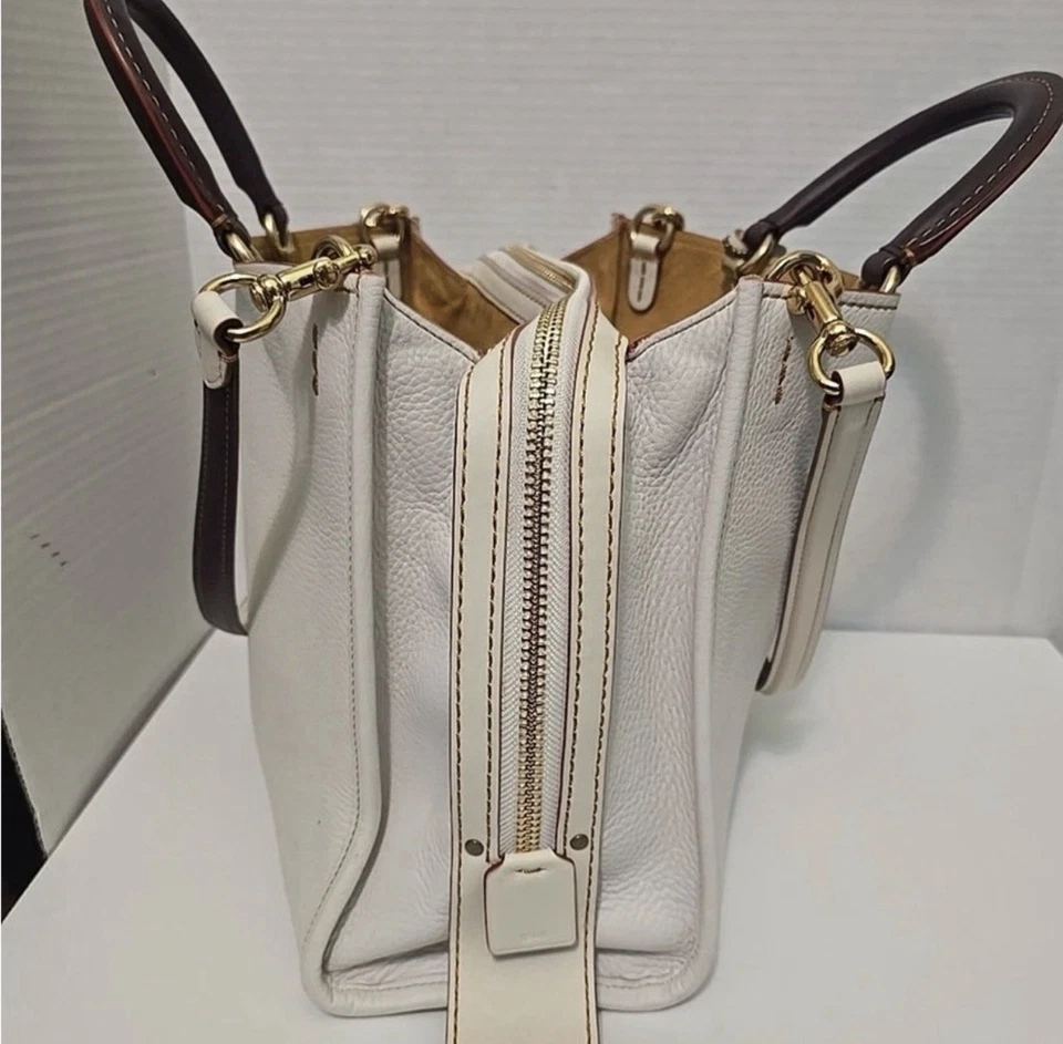 Bolso de Mano Coach 1941 Rogue 30 Chalk Primera Generación Blanco Negro Cuero Guijarro 1941 Foto 3 de 4