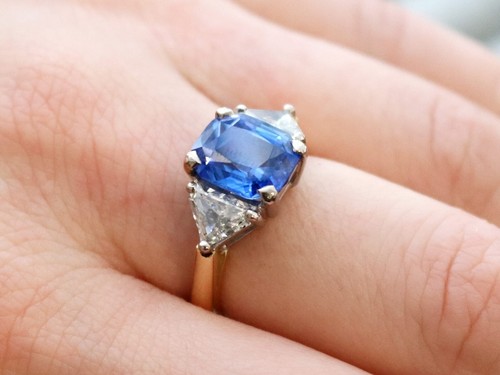 4.70Ct Ceylon Sapphire and 1.34Ct Diamond, 18k Yellow Gold Trilogy Ring (2004) - Picture 3 of 17
