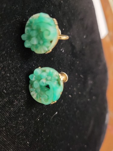 Beautiful Carved Floral Design Green Jade? Glass? Screw Back Earrings - 第 5/10 張圖片