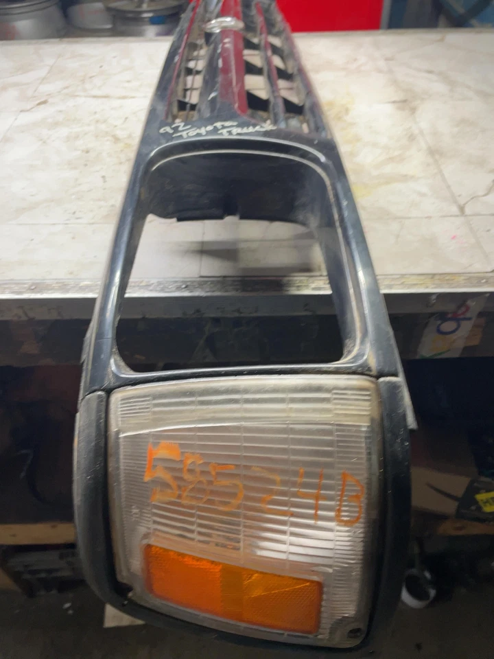 Toyota Pickup 1992-1995 parrilla delantera carcasa inserción negra plástico y luz OEM Foto 3 de 4