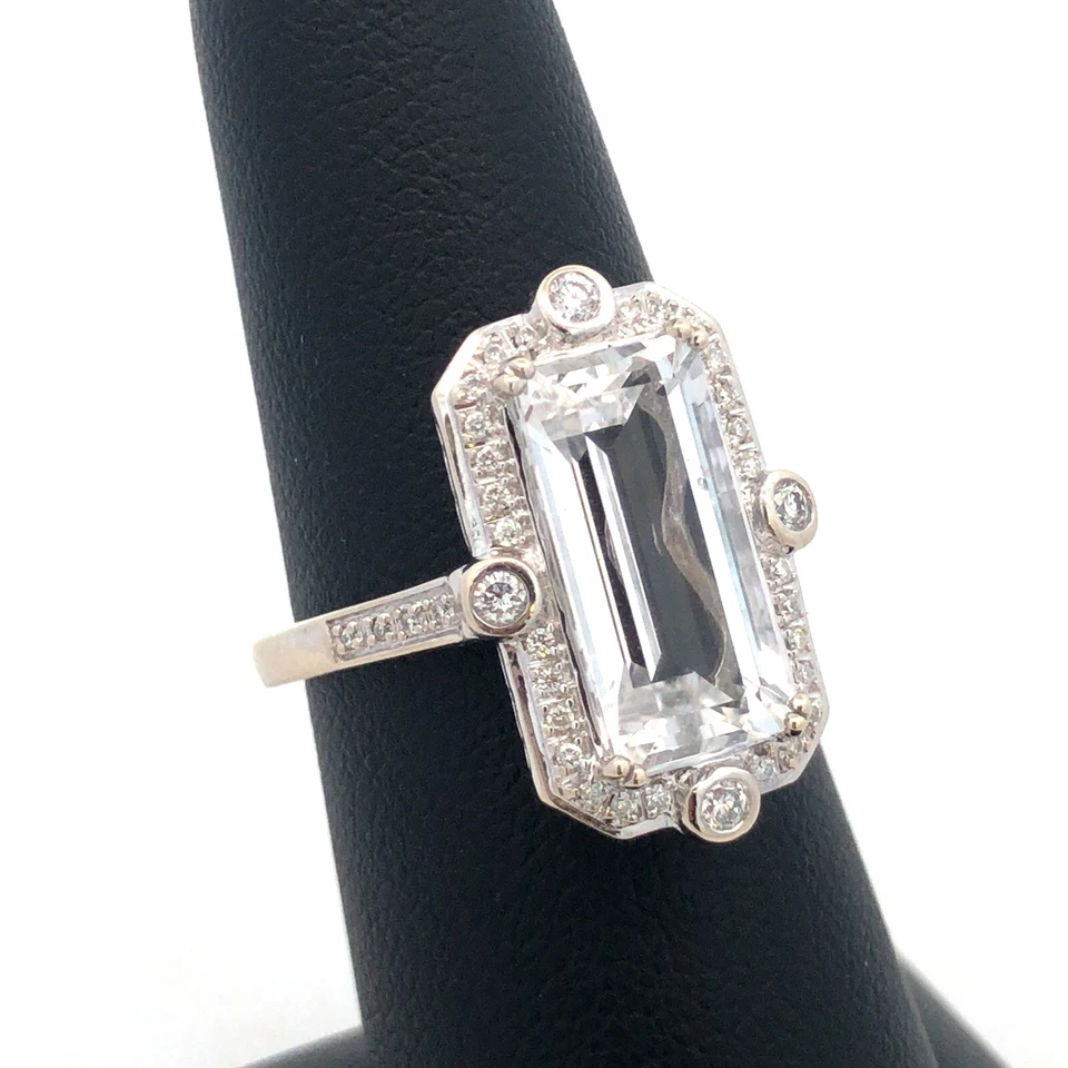 Anillo llamativo estilo Art Deco con detalles de diamantes y topacio blanco de diseñador de oro blanco de 14K Foto 4 de 4