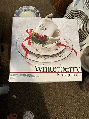 Pfaltzgraff Winterberry Place Setting16 Pc Dinner Salad Plate Bowl Mug  Christmas
