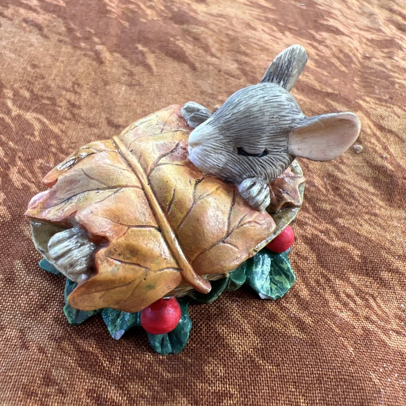 Silvestri Charming Tails Mouse in Walnut Shell w Oak Leaf Cover Figurine
