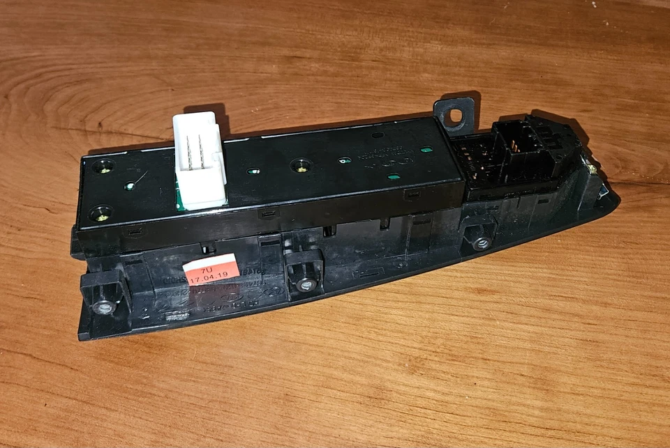 Interruptor ventana maestra delantera izquierda Hyundai Elantra 2007-2010 93570-2H1109P (A57) Foto 3 de 3