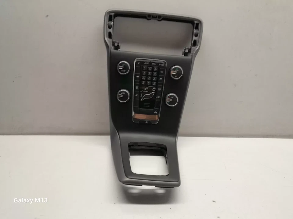 VOLVO V40 DASHBOARD CENTRE COVER WITH CLIMATE CONTROL PANEL 2013 - Image 2 of 4