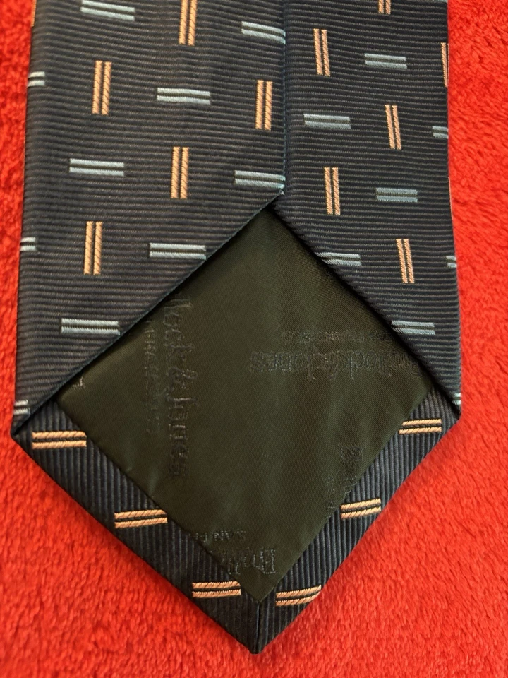 Corbata de seda azul marino Bullock & Jones con rosa y azul hecha en Inglaterra 3 5/8 x 58 usada en excelente estado Foto 3 de 4