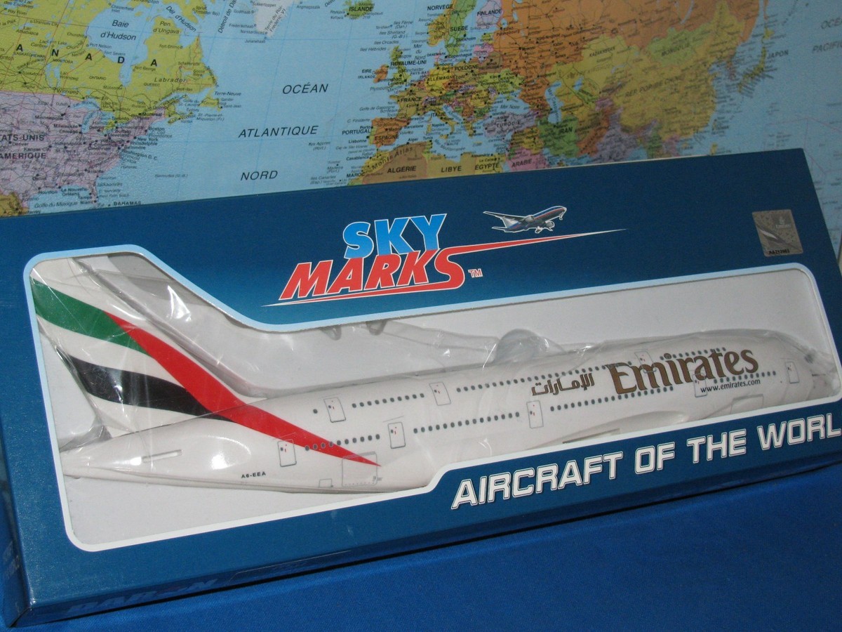 1/200 SKYMARKS EMIRATES AIRLINES AIRBUS A380-800 W/GEAR 1/200 SKYMARKS EMIRATES AIRLINES AIRBUS A380-800 W/GEAR