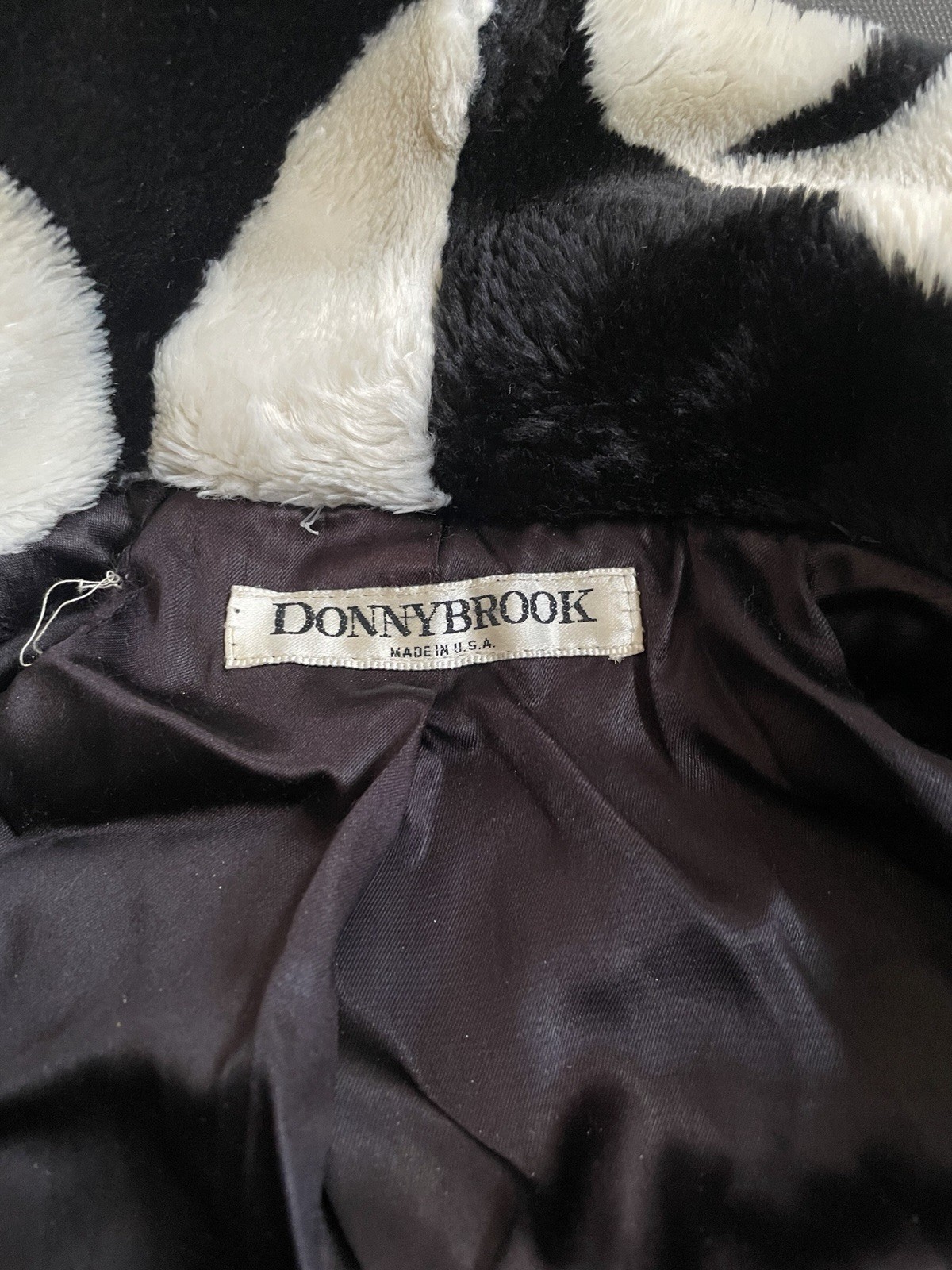 Vintage Donnybrook Faux Fur Coat with Picasso Faces Size L Black & White image 9