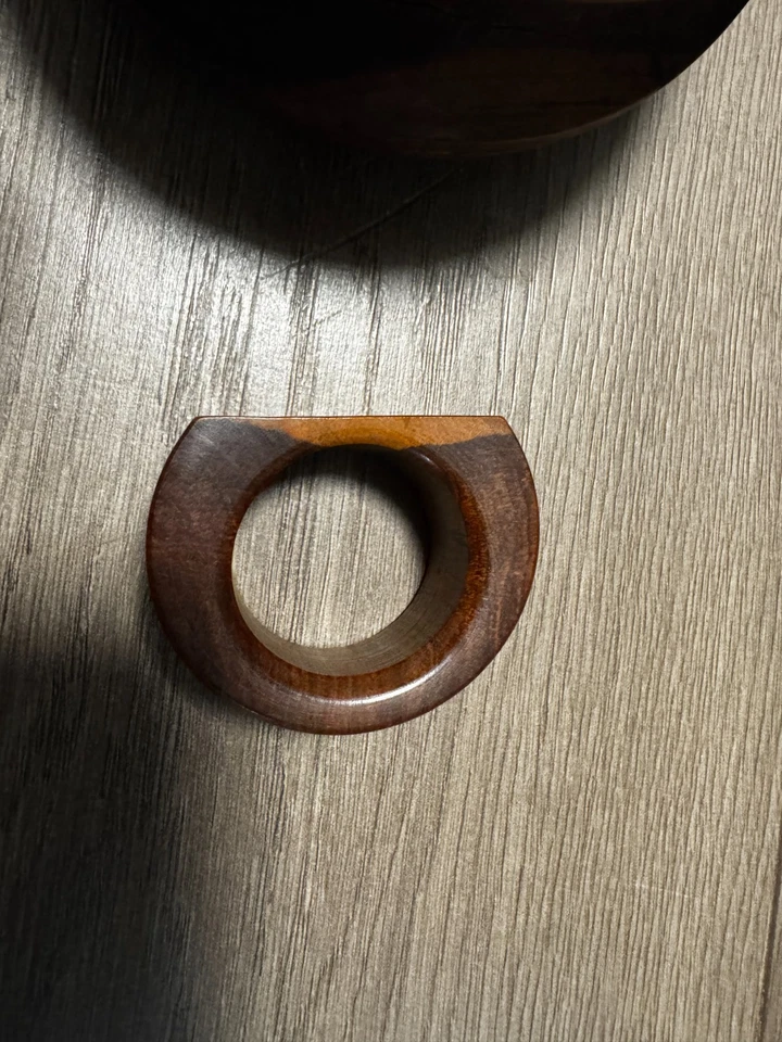 Antiguo bloque de aparejo náutico y polea de aparejo de nogal Deadeye de velero Foto 2 de 4