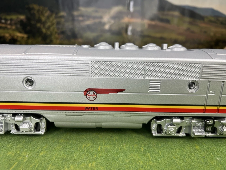 UNRUN LIONEL 6-18115 SANTA FE NON-POWERED F-3 B UNIT LOCOMOTIVE, MINT, NIB - Image 4 of 4