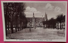 CPA NEVERS - Place de la République et Palais Ducal.