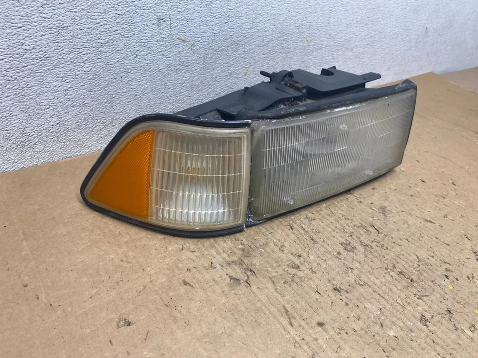 1989 年至 1995 年道奇 Spirit 右乘客卤素车头灯 q8003 DG — 第 3/4 张图片