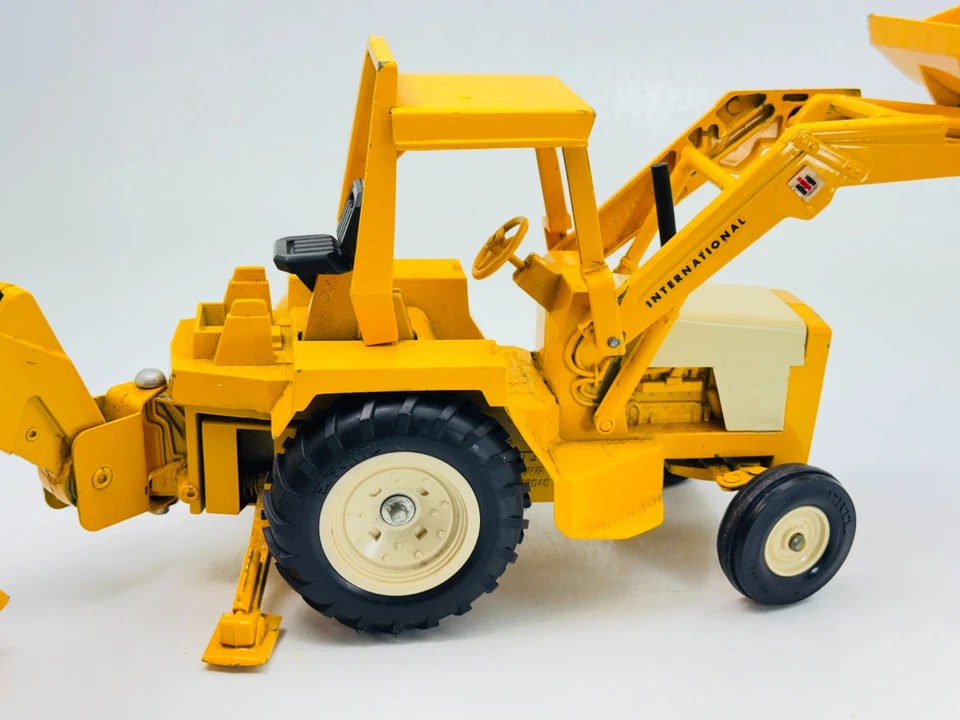 Vtg ERTL International Farm Harvester Backhoe Loader Tractor Diecast 1:16 #472 - Image 3 of 4