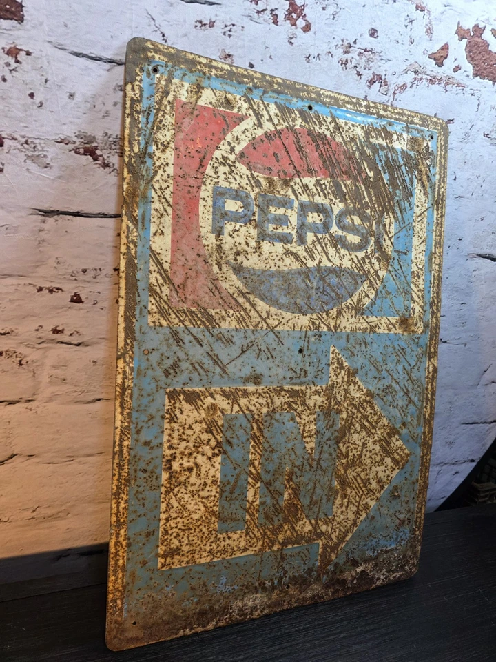 Letrero de chapa Pepsi vintage de mediados de 1900 entrada en flecha cola óxido en relieve Foto 3 de 4