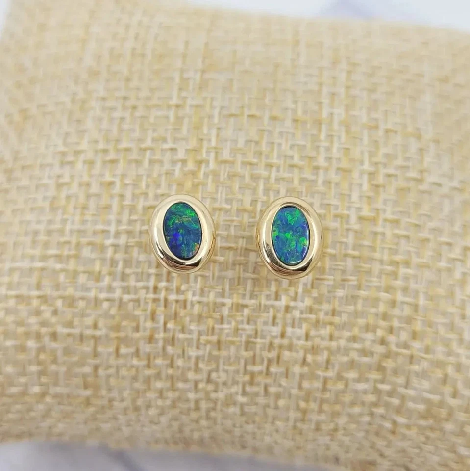 Aretes simples ovalados naturales de ópalo doblete australiano de oro amarillo de 14 k Foto 4 de 4