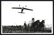 Fotografie Kunstflieger fliegt Kopf&uuml;ber &uuml;ber einen Bauern mit Pferdepflug