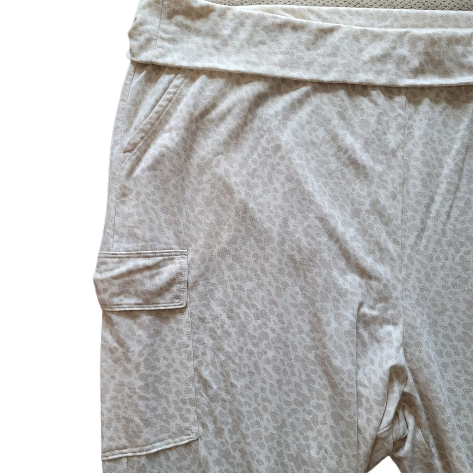 Leggings activos Old Navy para mujer 3X Plus beige estampado animal jogger tiro medio  Foto 3 de 4