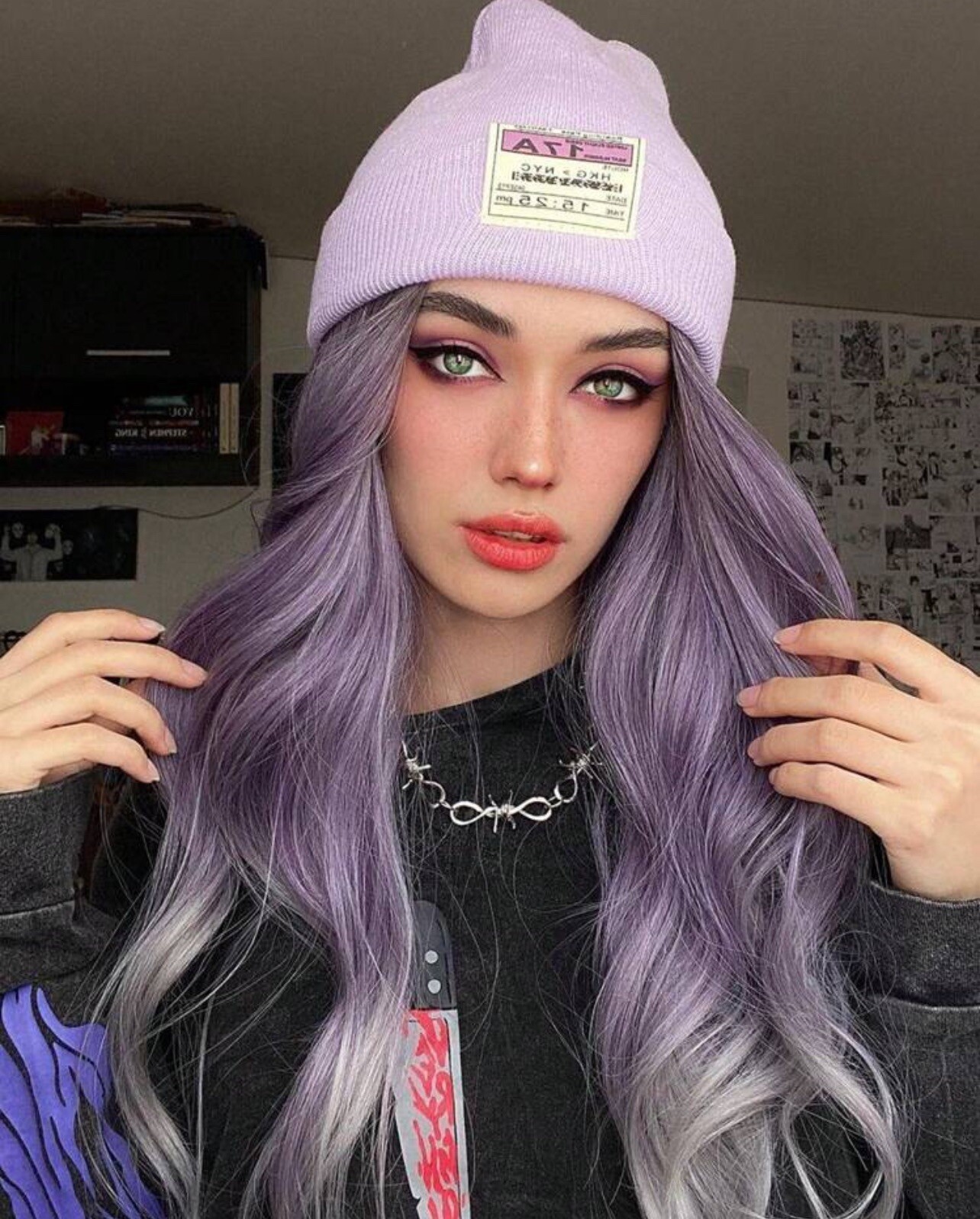 Perruque ondulée violet prune longue synthétique avec reflets intenses et 4 bonnets extensibles