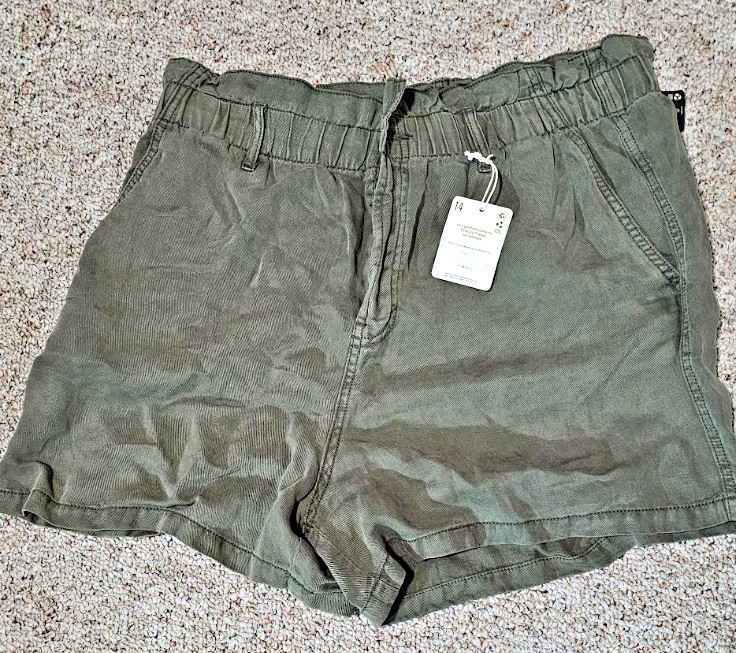 NWT Ana A New Approach Women Shorts 14 Tencel  Elastic paperbag waistband