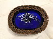 Ancien bibelot souvenir en verre bleu cobalt Akra Dakota du Nord avec support en osier