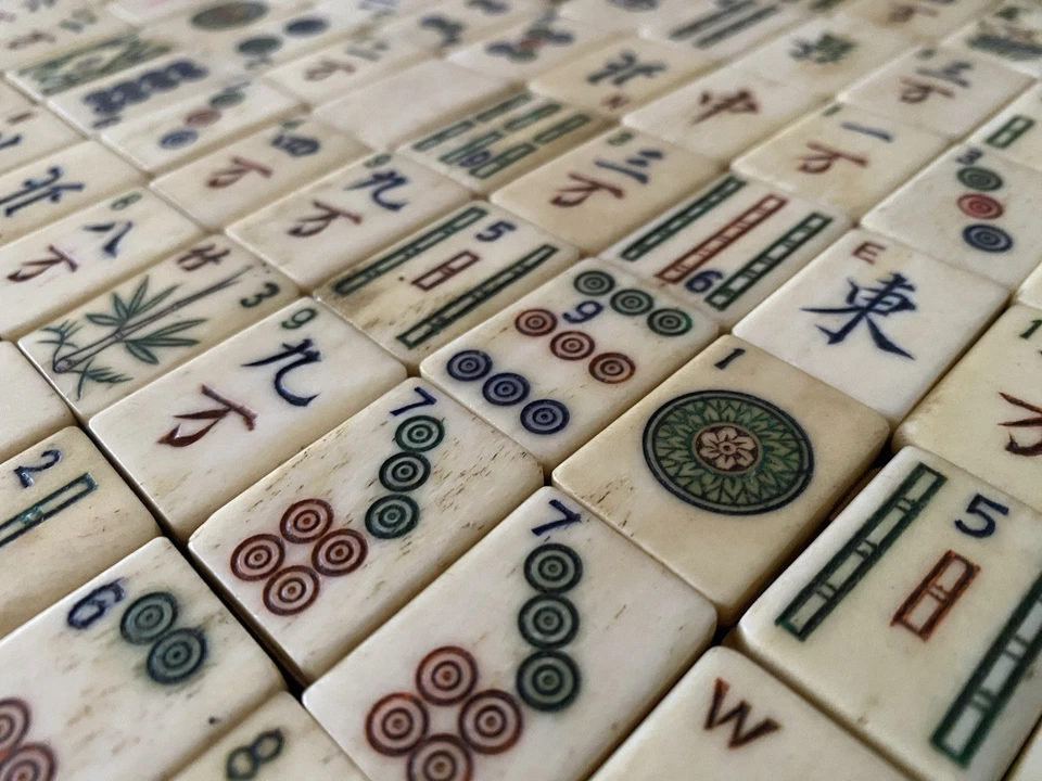 1920s Hand-Carved Bovine Bone & Bamboo Mahjong Tiles — 145 pcs, Dovetail Joint - Image 4 of 4