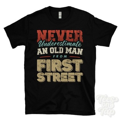 NIEMALS UNTERSCHÄTZEN SIE EINEN ALTEN MANN VON DER ERSTEN STRASSE T-SHIRT Weihnachtsgeschenk Manchester