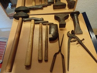 Werkzeug für den Kupferschmied Amboss Zange Hammer und diverses