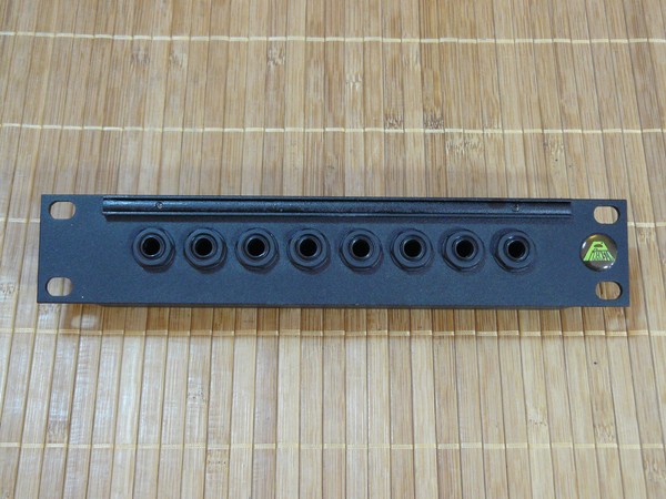 1 X PINANSON MINI R8 PROFESIONAL PATCH PANEL. 8 BALANCED / STEREO JACK. AS NEW