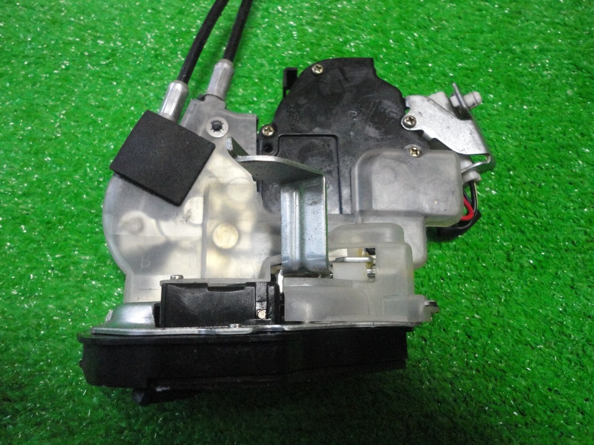 uzs141　no,4 TOYOTA CROWN MAJESTA UZS141 Genuine Door Latch Lock Actuator