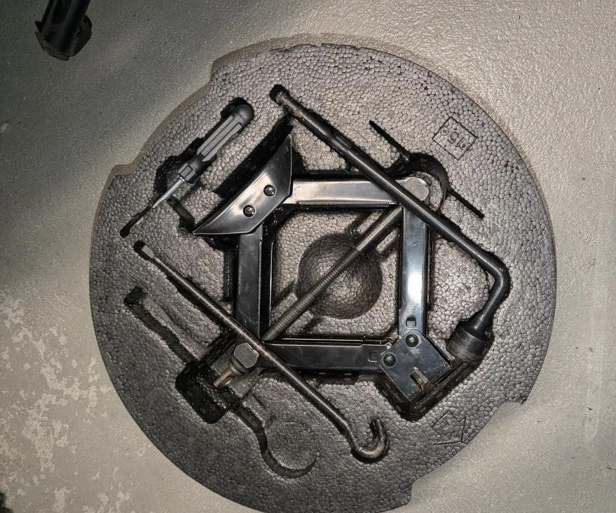 Boardwerkzeug Ceed SW, Wagenhebel, Radschlüssel - Bild 2 von 2