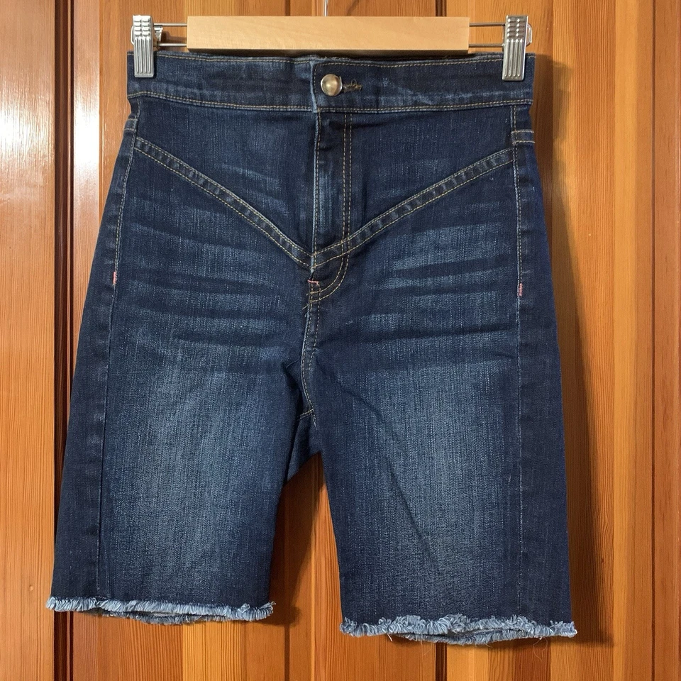 Pantalón Corto Gigi Denim Biker en Índigo Frankie B Talla 27 $225 Foto 3 de 4