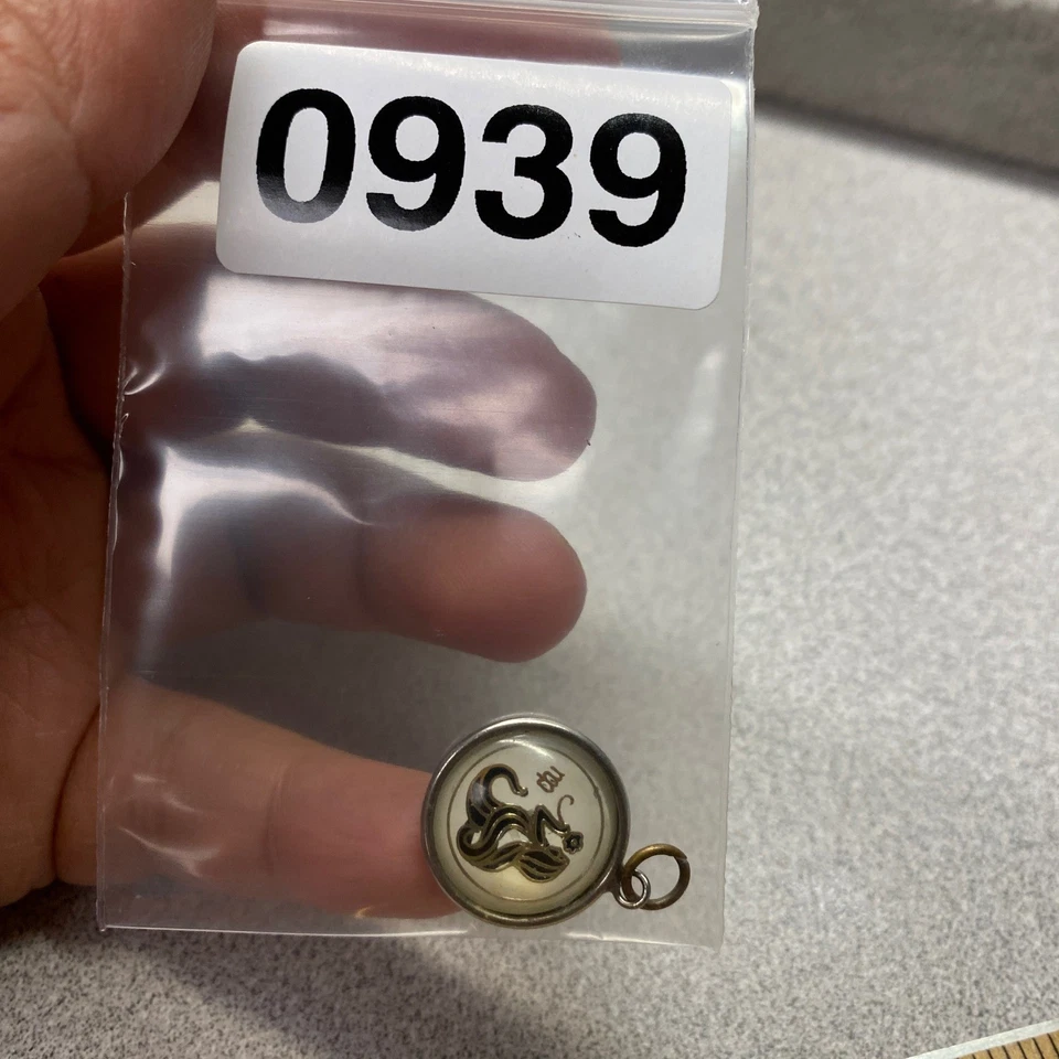 Colgante Vintage Hoffman Esterlina Virgo Zodiaco Dije Astrología Símbolo Tono Dorado Foto 4 de 4