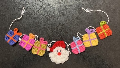   NEW cute Hand Crochet father Christmas Santa Presents Bunting Window Gift