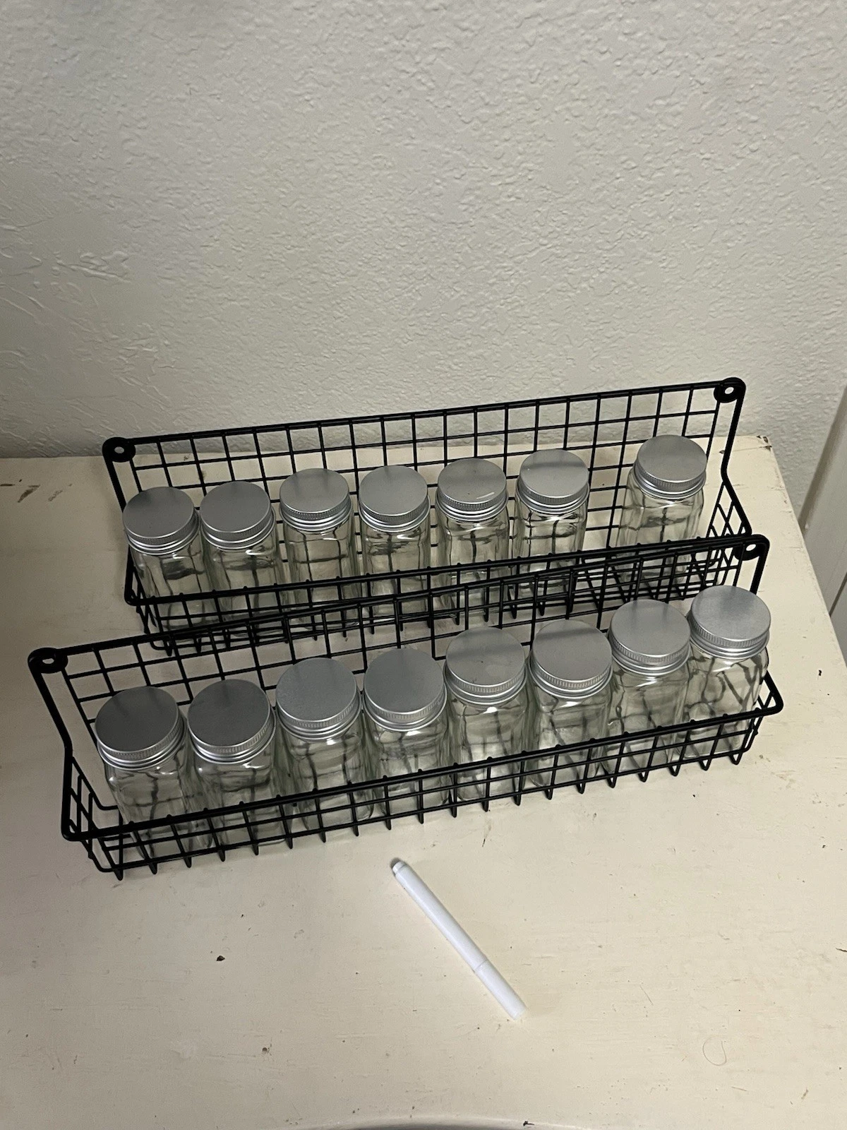 15 Spice Shakers With Wire Racks