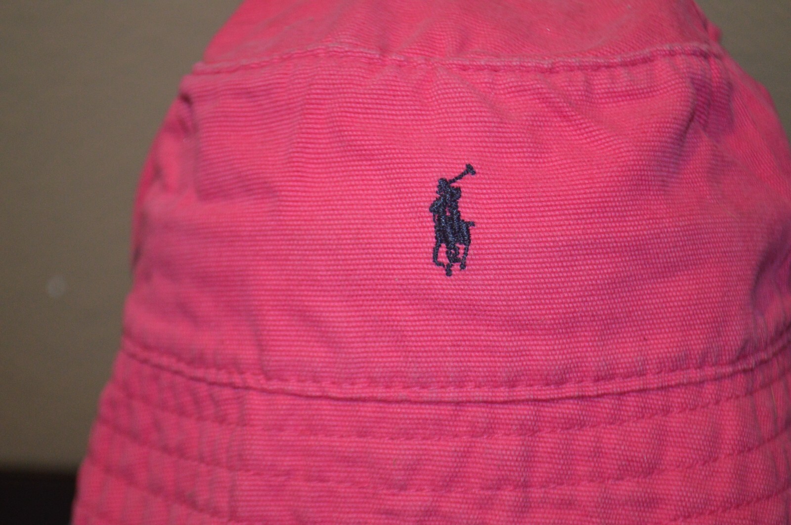 POLO RALPH LAUREN BAMBINA BAMBINA CAPPELLO A SECCHIO ROSA CON PONY BLU!