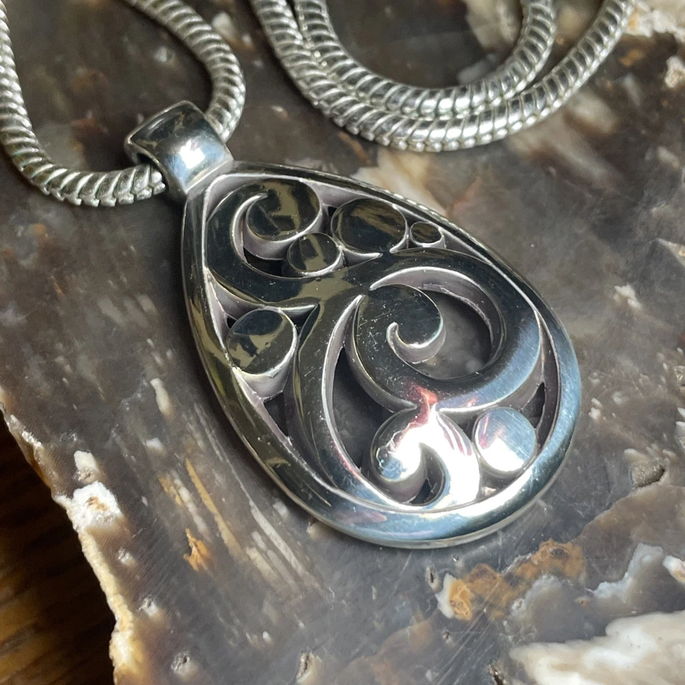 "Collar colgante Brighton Contempo tono plata pergamino 18"" ajustable" Foto 3 de 4