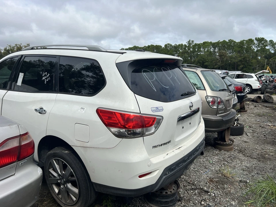 Alerón trasero y luz de freno Nissan Pathfinder 13-20 SOLO ALERÓN - QAA Foto 2 de 4