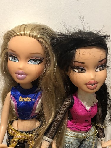 Bratz Dolls Bulk Lot Of 9 Dressed with Shoes & Extras 3 Pairs Of Shoes & 2 Bags - Picture 5 of 17
