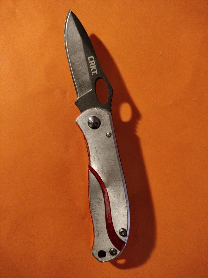Mango CRKT PASODA 2, 6470R PASODA 2 ROJO S.S. con acabado nitruro de titanio gris. Foto 2 de 4