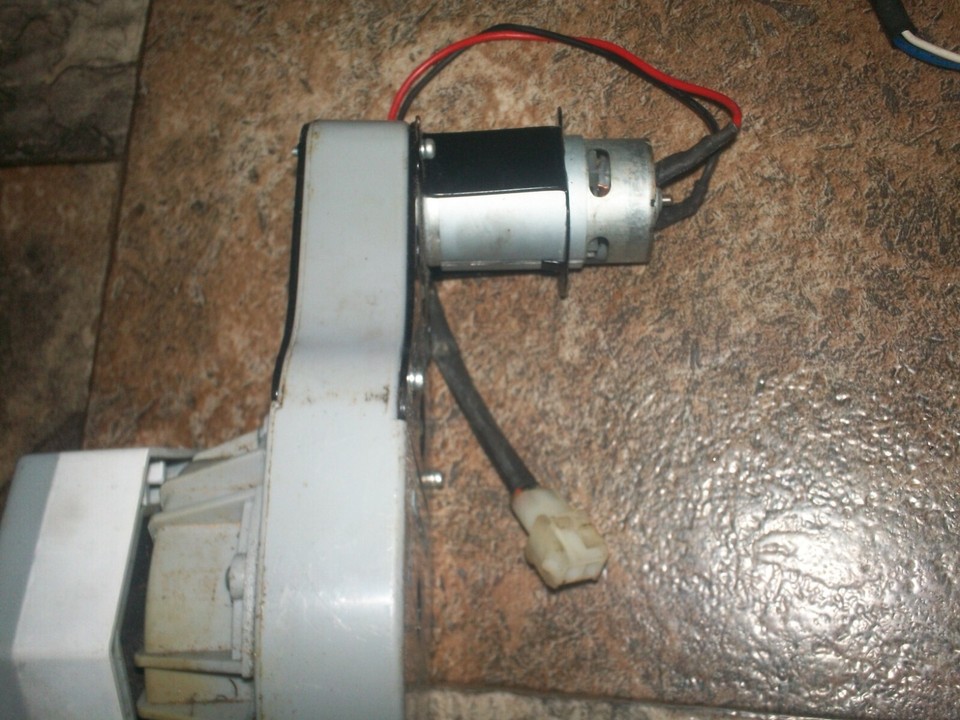 Power Wheels YAMAHA RAPTOR 8 TOOTH GEARBOX & MOTOR SMALL SHAFT USED 12