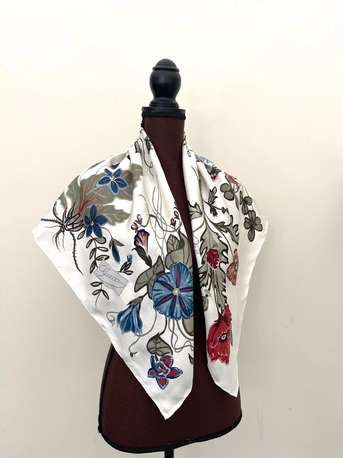 Écharpe Gucci neuve Kris Knight fleurie logo GG ivoire soie wrap avec boîte cadeau Gucci