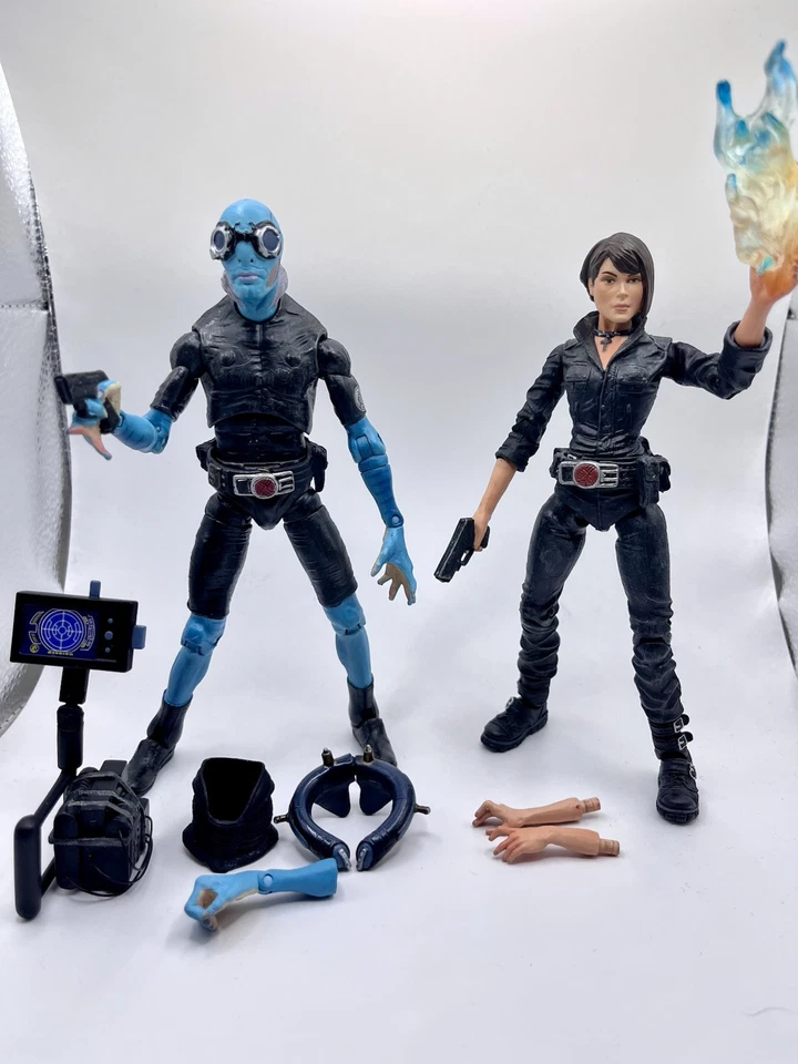 "Mezco Hellboy II Golden Army Abe Sapien con escáner BPRD y figuras de 7"" Liz Sherman" Foto 2 de 4