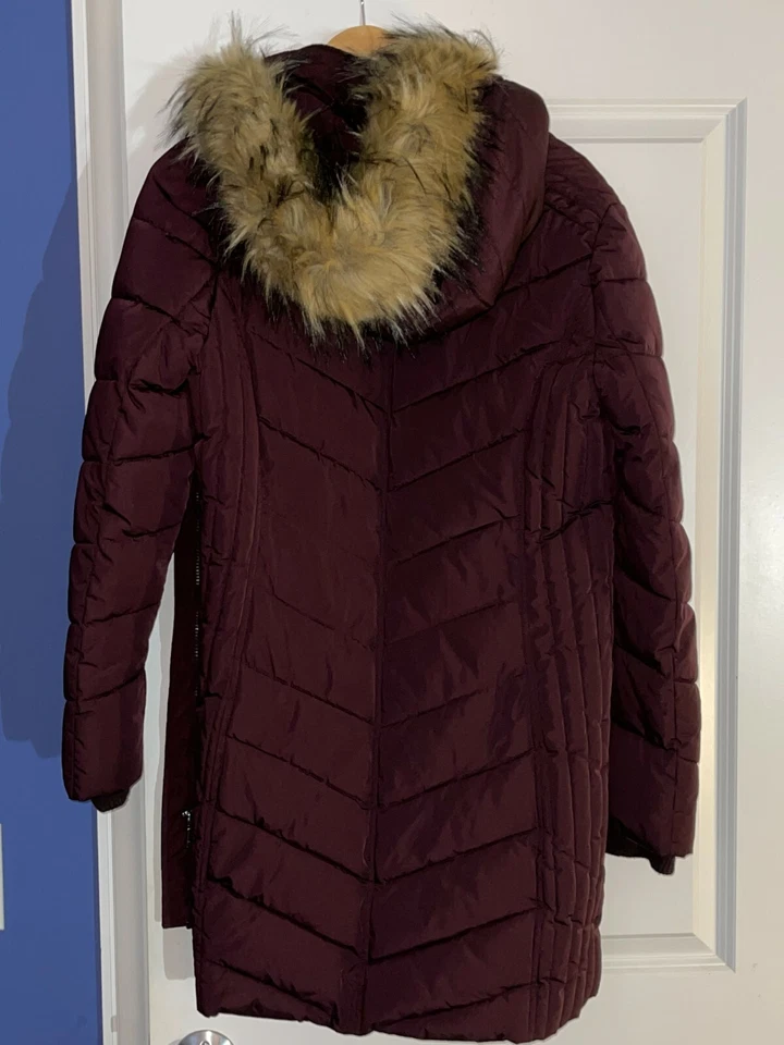 TOMMY HILFIGER WINE PURPLE QUILTED HOODED FAUX FUR TRIM PUFFER COAT - L - Imagem 2 de 2