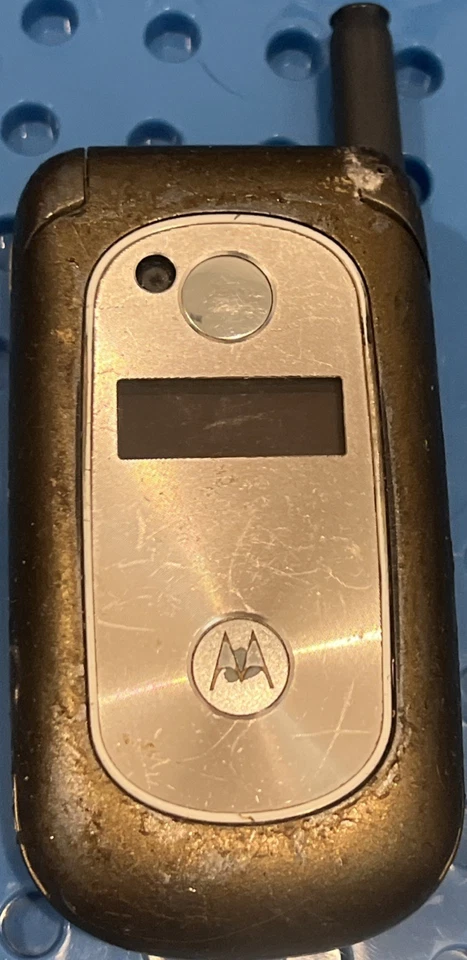 Motorola V323i Silver/Gray Flip Phone (US Cellular) - Image 3 of 4