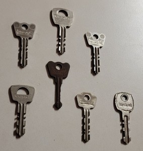 VINTAGE KEY LOT MASTER LOCK CO. & AMERICAN LOCK 7 INDUSTRIAL WARDED / BIT KEYS