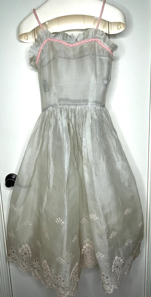 Vestido midi de encaje festoneado con tirantes de espagueti de terciopelo rosa acampanado y corte transparente de colección Foto 2 de 4