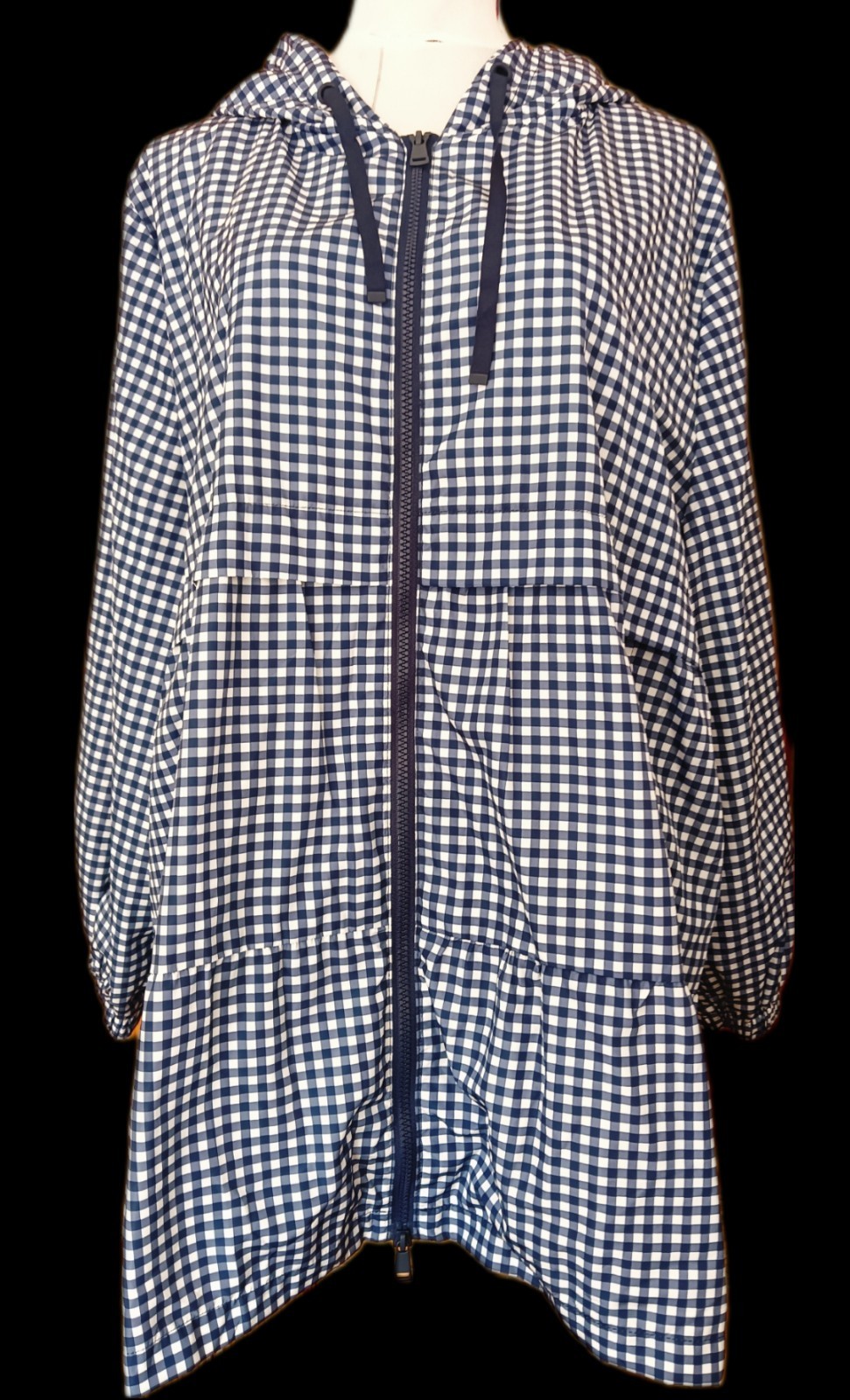 Chaqueta mujer. Chubasquero impermeable estilo elegante